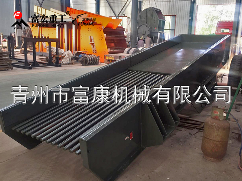 振動給料機又稱振動喂料機，振動給料機在生產(chǎn)流程中，可把塊狀、顆粒狀物料從貯料倉中均勻、定時、連續(xù)地給到受料裝置中去，在砂石生產(chǎn)線中可為破碎機械連續(xù)均勻地喂料，并對物料進行粗篩分，廣泛用于冶金、煤礦、選礦、建材、化工、磨料等行業(yè)的破碎、篩分聯(lián)合設(shè)備中。