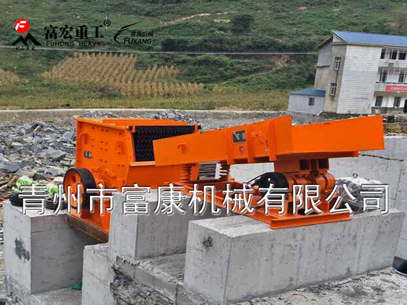 振動給料機又稱振動喂料機，振動給料機在生產(chǎn)流程中，可把塊狀、顆粒狀物料從貯料倉中均勻、定時、連續(xù)地給到受料裝置中去，在砂石生產(chǎn)線中可為破碎機械連續(xù)均勻地喂料，并對物料進行粗篩分，廣泛用于冶金、煤礦、選礦、建材、化工、磨料等行業(yè)的破碎、篩分聯(lián)合設(shè)備中。